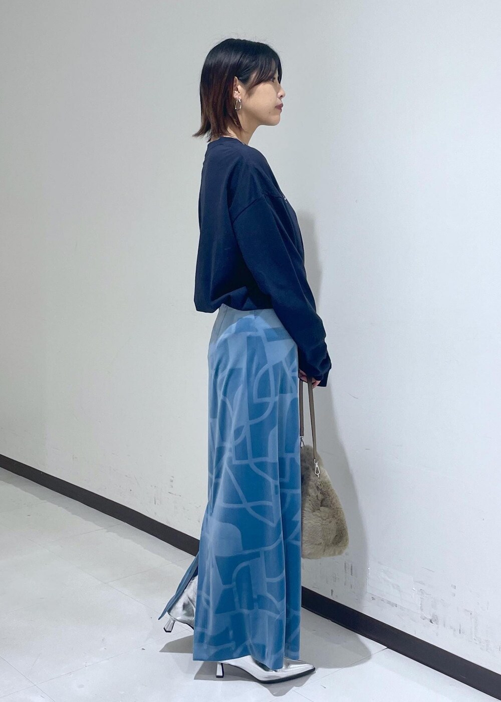 シルバー系のブーツ、ブルー系のスカートを着用したレディースの夏コーディネートの6枚目の写真