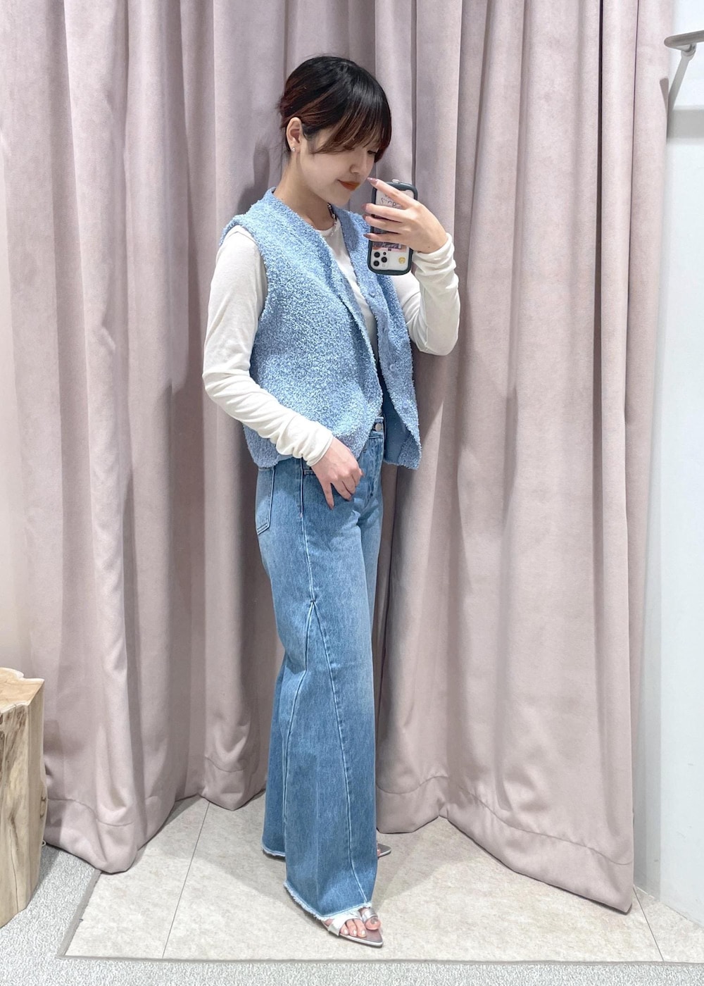 「ワントーン、ベスト、ブルー、パンツ、デニム、ワイド、ADAM ET ROPÉ、パンツスタイル、春夏コーデ、大人かわいい、パンツコーデ、HEALTHY DENIM、シンプルコーデ、ワイドデニム、大人カジュアル」|「Healthy denimの【Healthy Denim for ADAM ET ROPE'】別注 Daisy(デニムパンツ、ブルー系)」を使った、matsumuraさん(レディース・160cm)の夏コーディネートの2枚目の写真