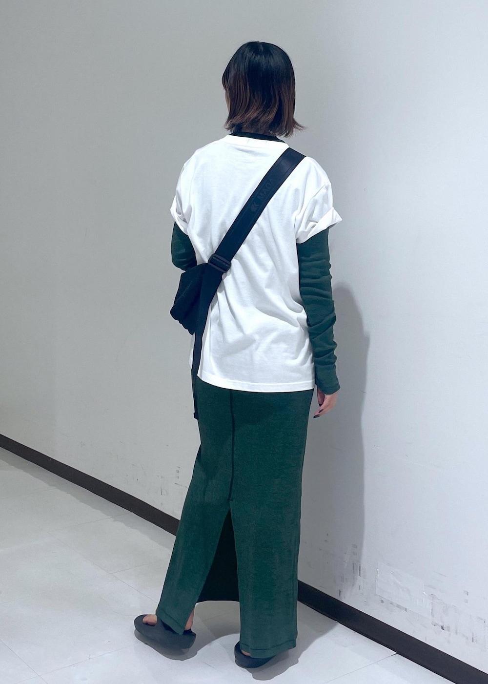 「miller、ワンピース、ミラー、study、トーアンドトー、メッシュショルダー、ブラック、ボディバッグ、Tシャツ、クルーネック、ロング、グリーン、初秋コーデ、秋コーデ、お出かけコーデ」｜「ADAM ET ROPE'の【サステナブル】メッシュショルダー（ショルダーバッグ、ブラック系）」を使った、matsumuraさん（レディース・160cm）の夏コーディネートの3枚目の写真