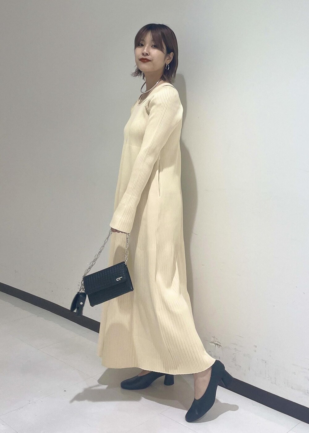 ブラック系のパンプス、シルバー系のチョーカーを着用したレディースの冬コーディネートの3枚目の写真