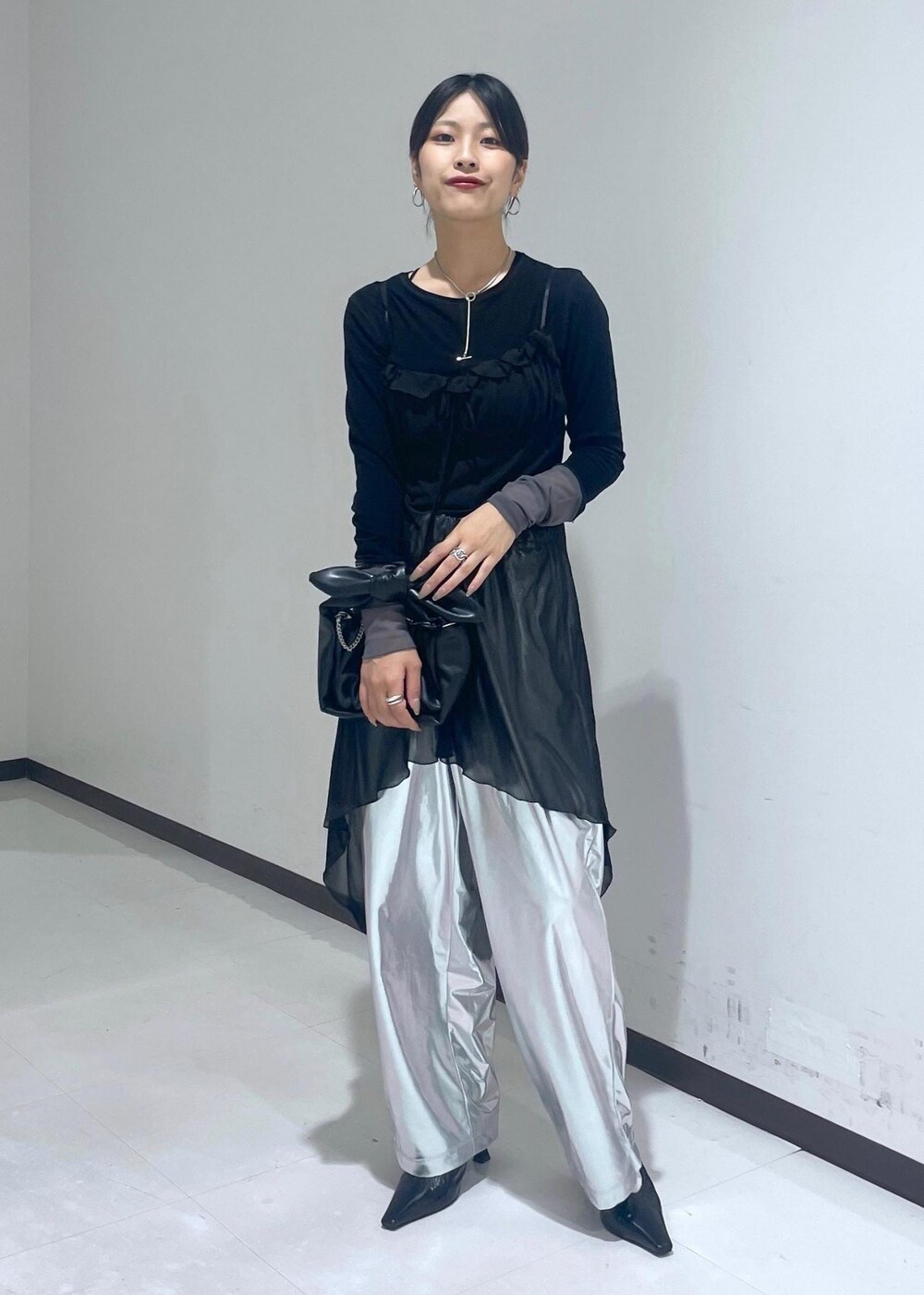 ブラック系のワンピース、ブラック系のパンプス、ブラック系のTシャツ/カットソーを着用したレディースの秋コーディネートの2枚目の写真