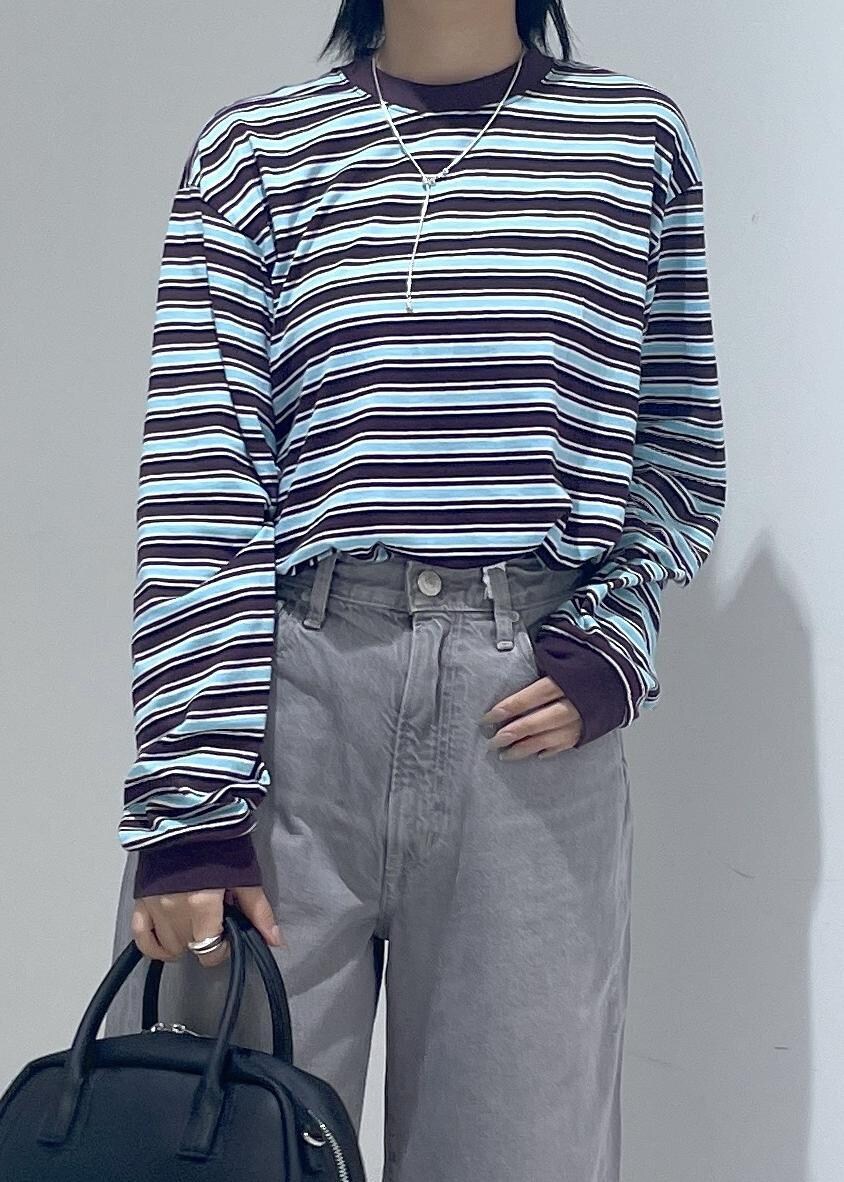 ブラック系のローファー、ブラック系のボストンバッグ、ベージュ系のデニムパンツを着用したレディースの秋コーディネートの8枚目の写真