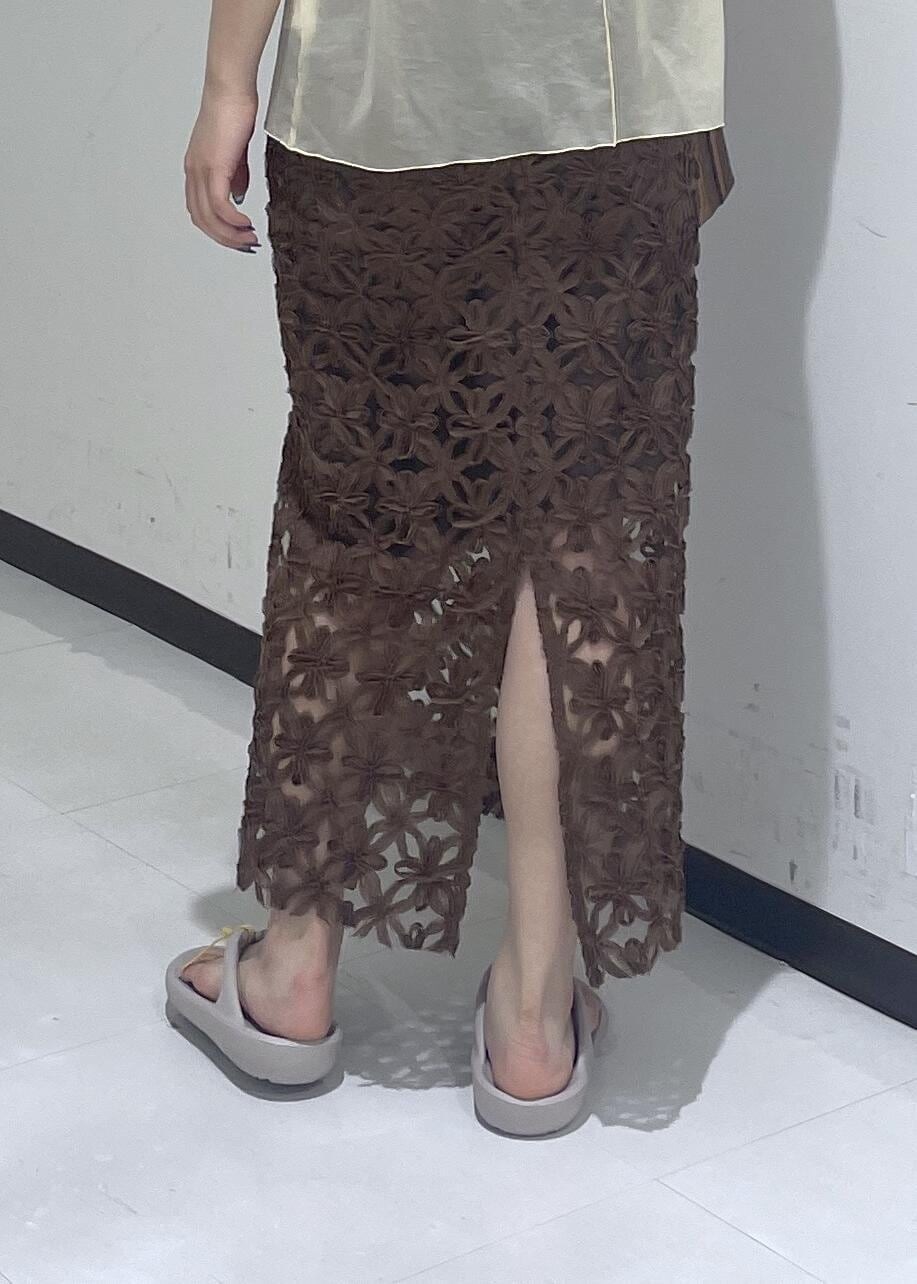 グレー系のサンダル、ベージュ系のTシャツ/カットソー、その他のハンドバッグを着用したレディースの夏コーディネートの6枚目の写真