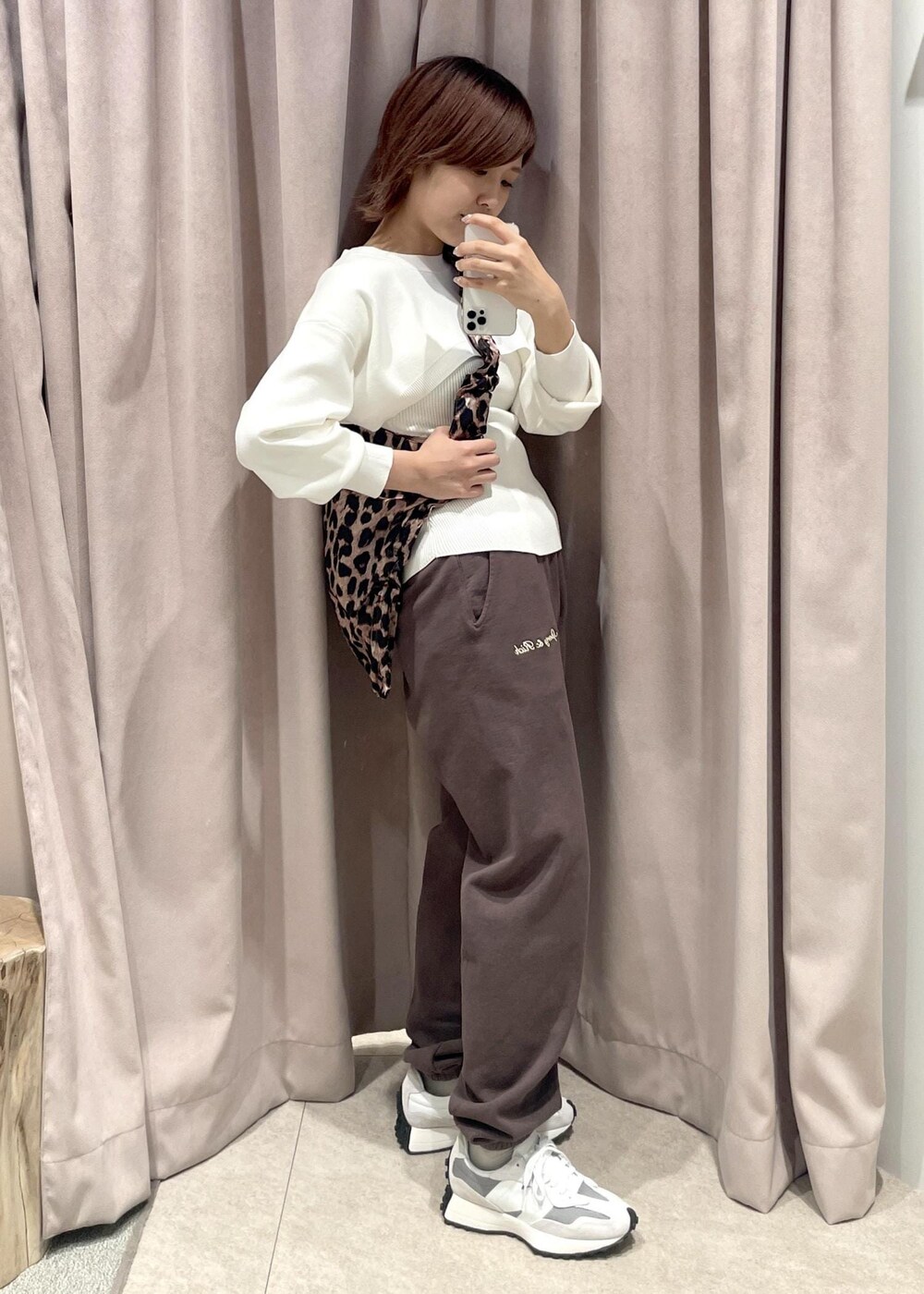 「24SS、sporty&rich、トートバッグ、柄、スウェット、スニーカー、ニューバランス、ADAM ET ROPÉ、イエベ、きれいめカジュアル、カジュアル、春服、リラックススタイル、スポーツミックス、春コーデ」｜「ADAM ET ROPE'の【NEW BALANCE】327（スニーカー、グレー系）」を使った、matsumuraさん（レディース・160cm）の冬コーディネートの3枚目の写真