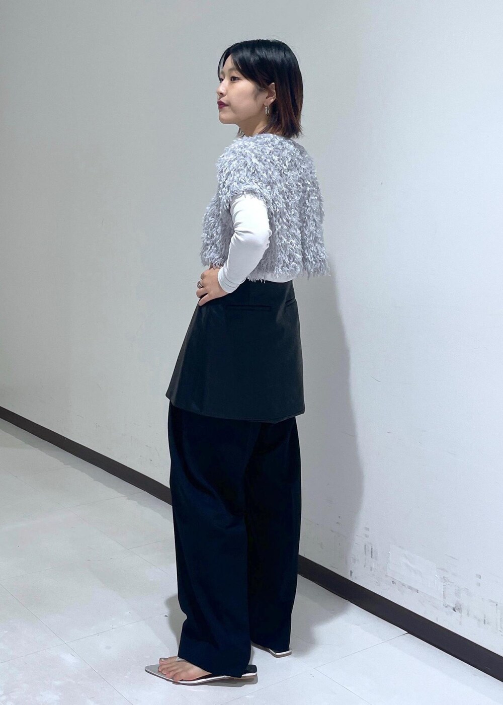 シルバー系のサンダル、グレー系のTシャツ/カットソー、ブラック系のスカートを着用したレディースの夏コーディネートの3枚目の写真