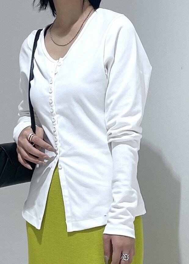ブラック系のサンダル、ホワイト系のTシャツ/カットソー、ブラック系のショルダーバッグを着用したレディースの秋コーディネートの6枚目の写真