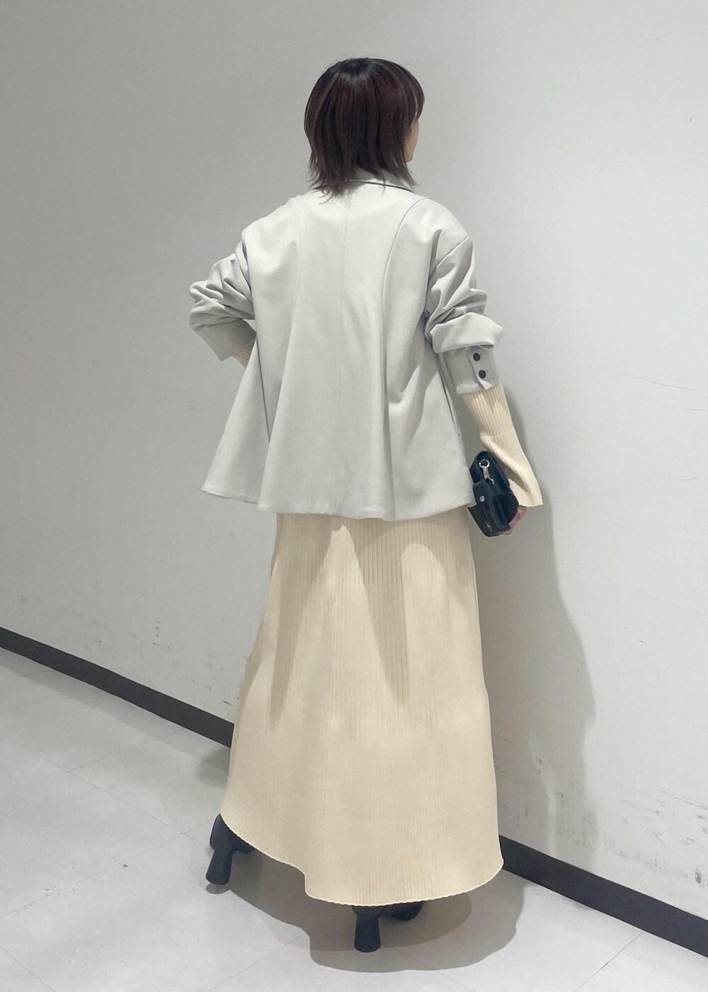 ブラック系のパンプス、シルバー系のチョーカーを着用したレディースの冬コーディネートの4枚目の写真