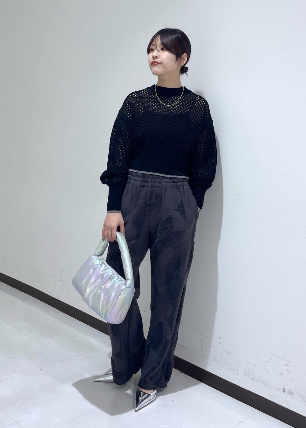 「24SS、アイレットニット、編みニット、ショート丈、パンツ、リラックス、ウエストゴム、ポインテッドトゥ、トニービアンコ、シルバー、バッグ、24SS春の新作、ブラック、ADAM ET ROPÉ、FEMME」｜「ADAM ET ROPE'の【サステナブル】ワンハンドルパフバッグ（ハンドバッグ、グレー系）」を使った、matsumuraさん（レディース・160cm）の春コーディネートの2枚目の写真