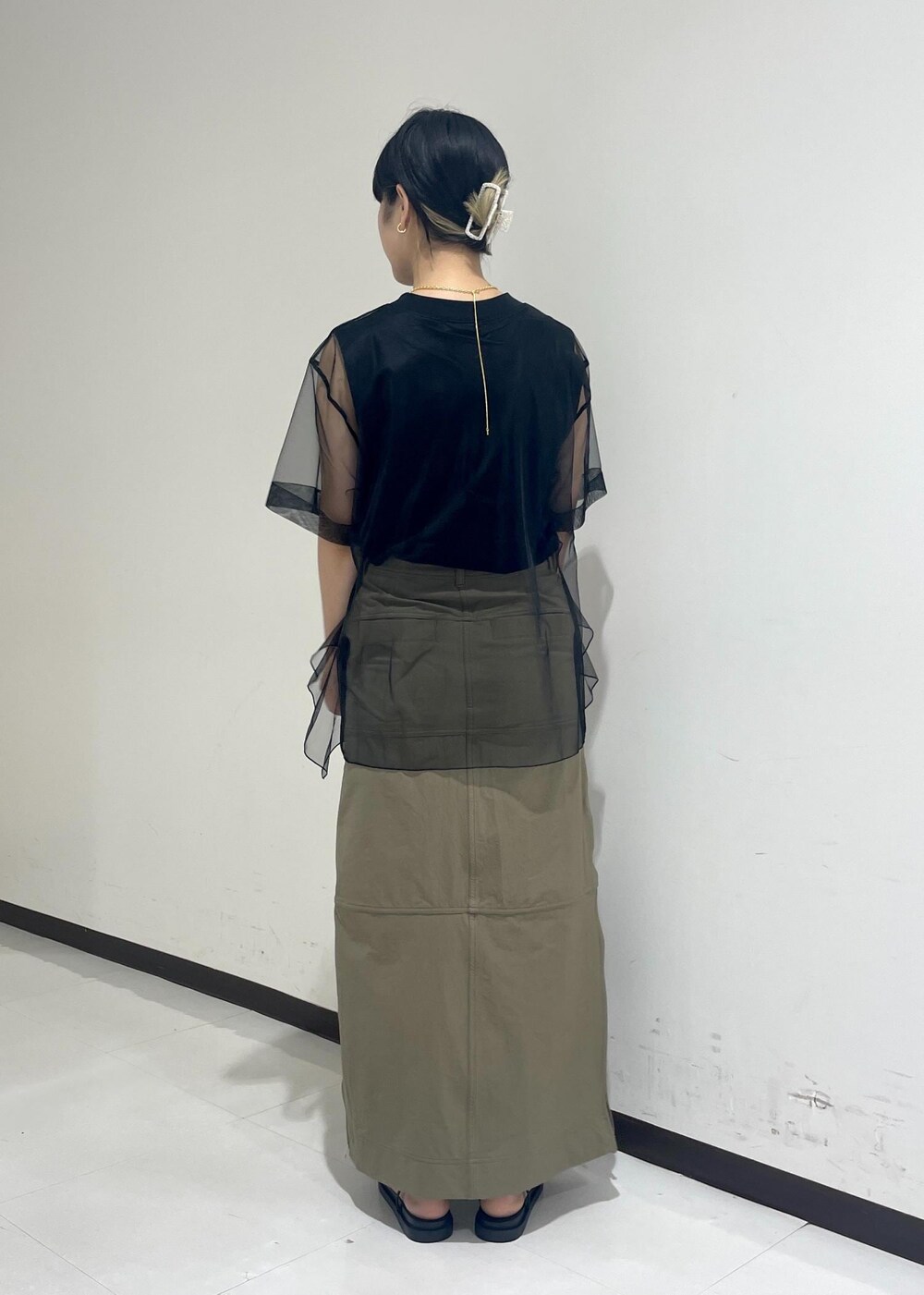 ブラック系のサンダル、ブラック系のショルダーバッグ、ベージュ系のスカートを着用したレディースの夏コーディネートの5枚目の写真