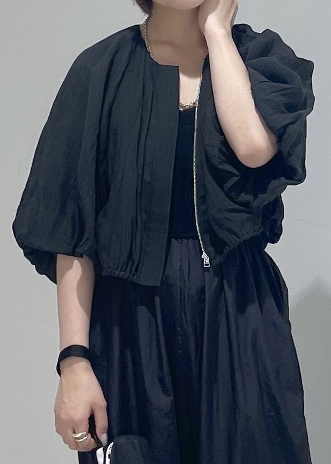 ブラック系のパンプス、ブラック系のシャツ/ブラウス、ブラック系のつなぎ/オールインワンを着用したレディースの夏コーディネートの5枚目の写真