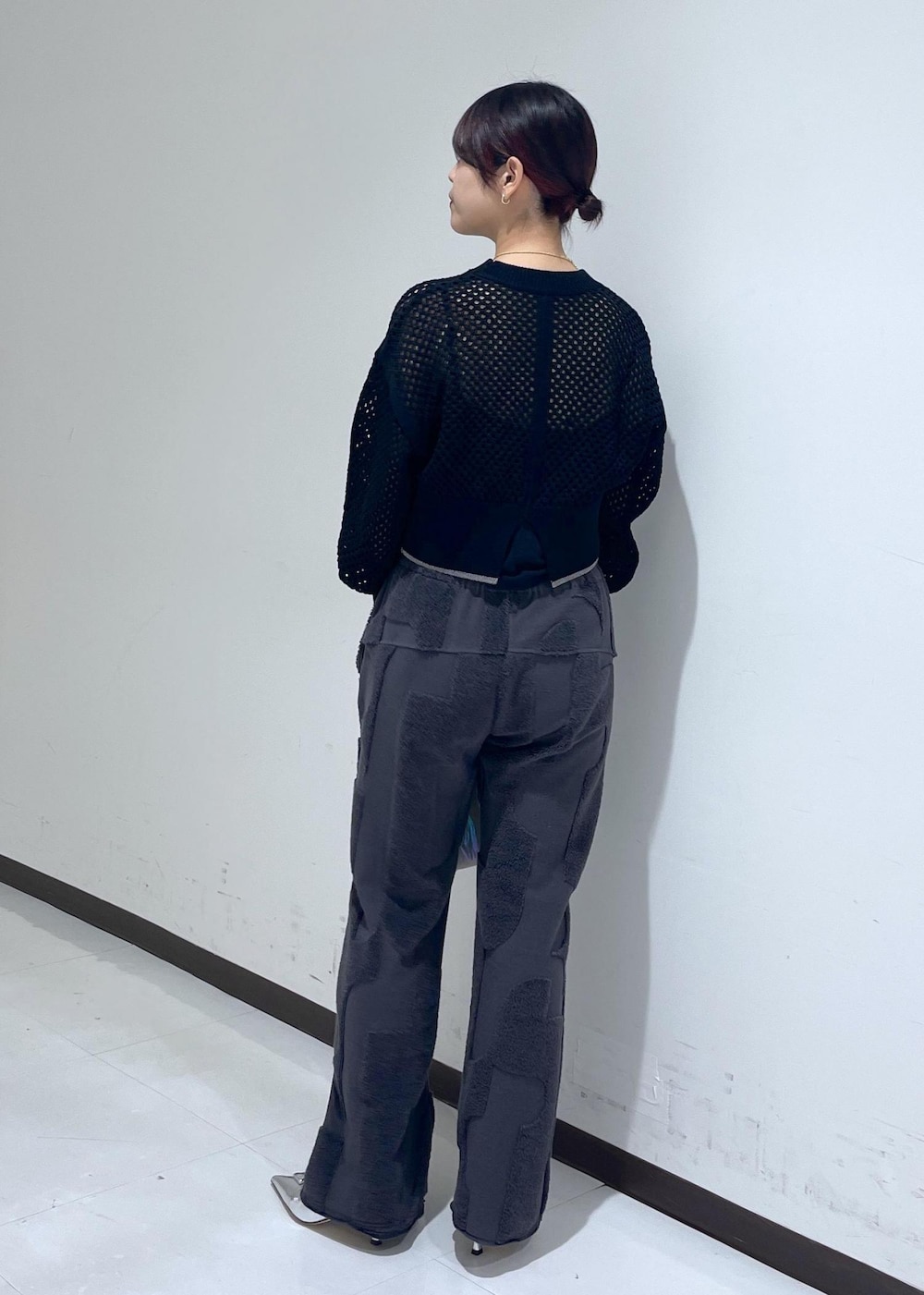 「24SS、アイレットニット、編みニット、ショート丈、パンツ、リラックス、ウエストゴム、ポインテッドトゥ、トニービアンコ、シルバー、バッグ、24SS春の新作、ブラック、ADAM ET ROPÉ、FEMME」｜「ADAM ET ROPE'の【サステナブル】ワンハンドルパフバッグ（ハンドバッグ、グレー系）」を使った、matsumuraさん（レディース・160cm）の春コーディネートの4枚目の写真