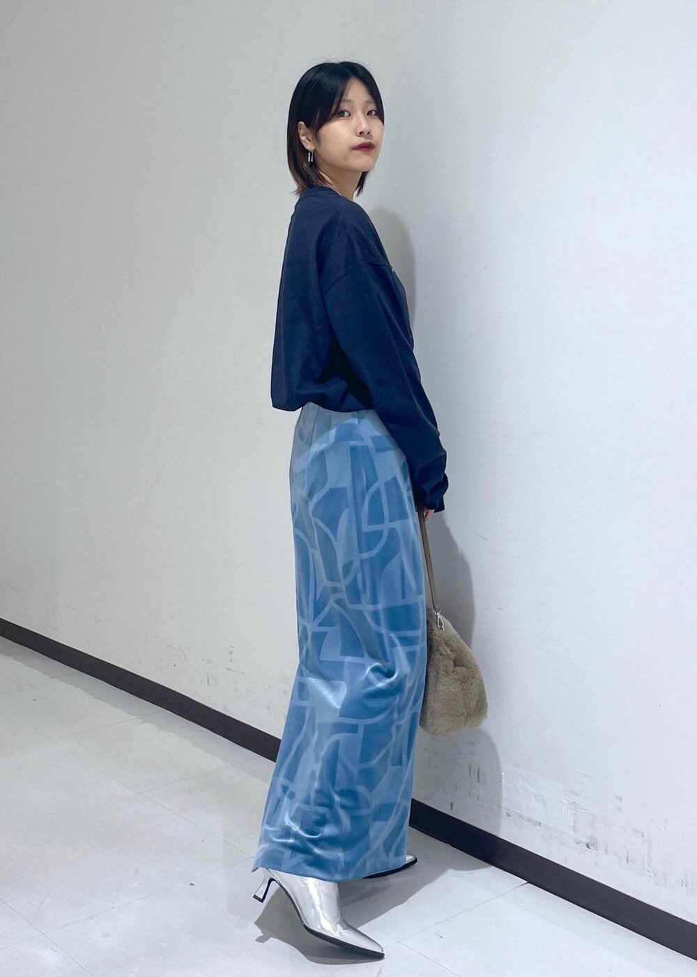 シルバー系のブーツ、ブルー系のスカートを着用したレディースの夏コーディネートの7枚目の写真