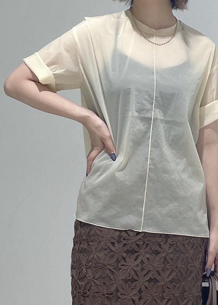 グレー系のサンダル、ベージュ系のTシャツ/カットソー、その他のハンドバッグを着用したレディースの夏コーディネートの4枚目の写真