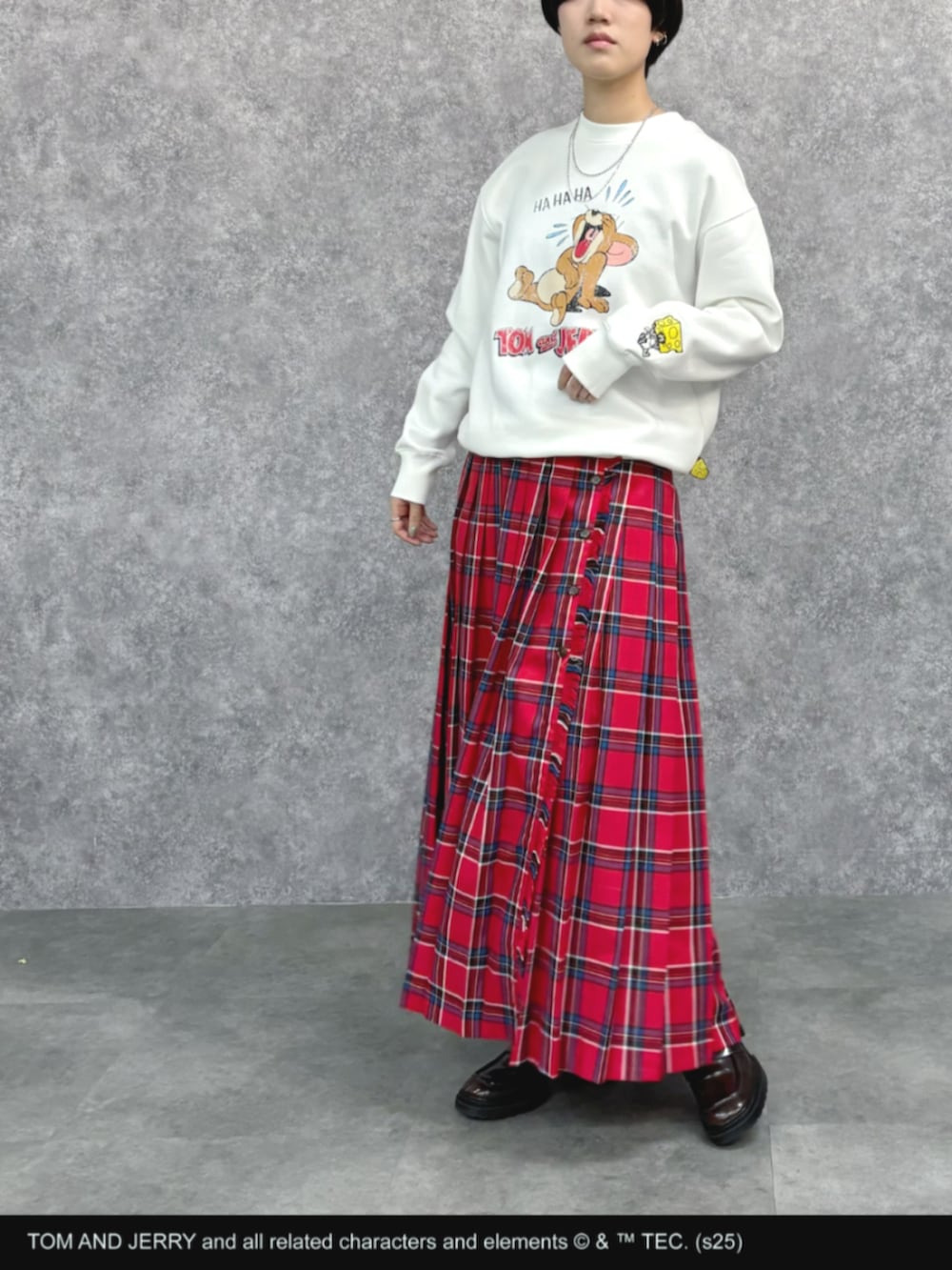 ホワイト系のスウェット、レッド系のスカートを着用したレディースの冬コーディネートの3枚目の写真