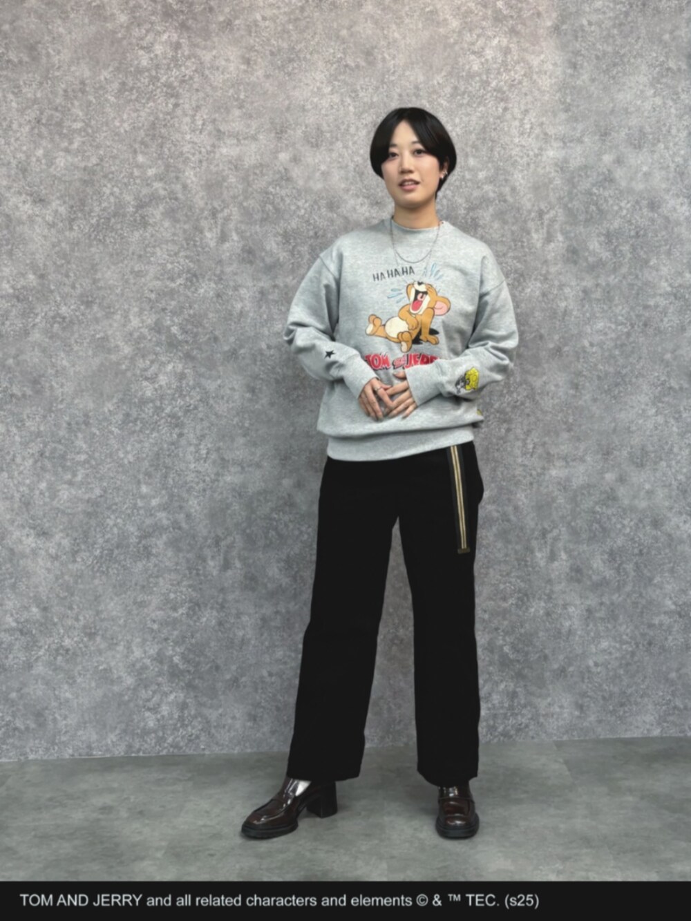 グレー系のスウェット、ブラック系のその他パンツ、グリーン系のベルトを着用したレディースの冬コーディネートの8枚目の写真