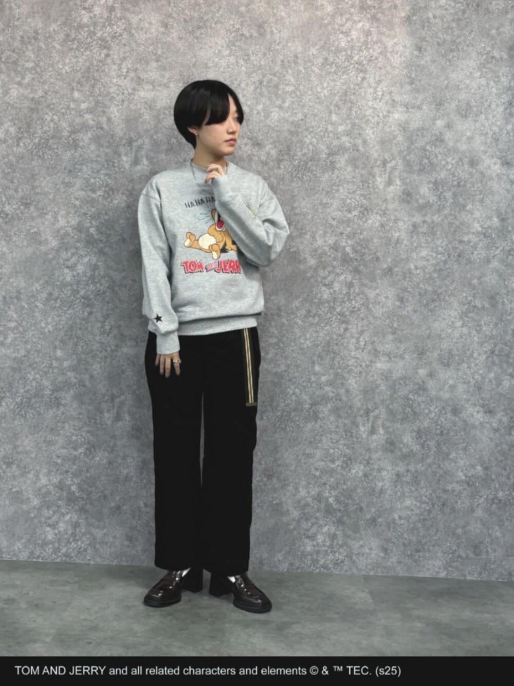 グレー系のスウェット、ブラック系のその他パンツ、グリーン系のベルトを着用したレディースの冬コーディネートの7枚目の写真