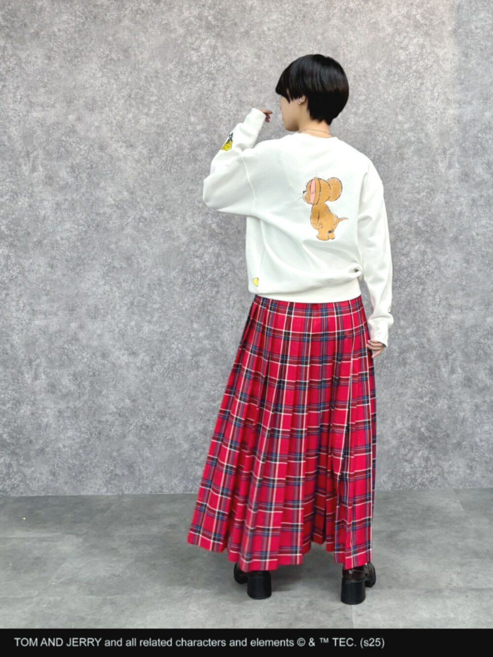 ホワイト系のスウェット、レッド系のスカートを着用したレディースの冬コーディネートの6枚目の写真