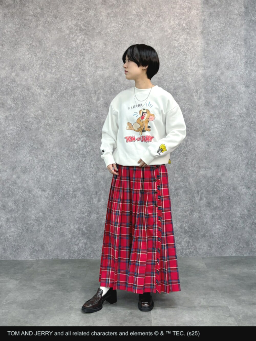 ホワイト系のスウェット、レッド系のスカートを着用したレディースの冬コーディネートの2枚目の写真