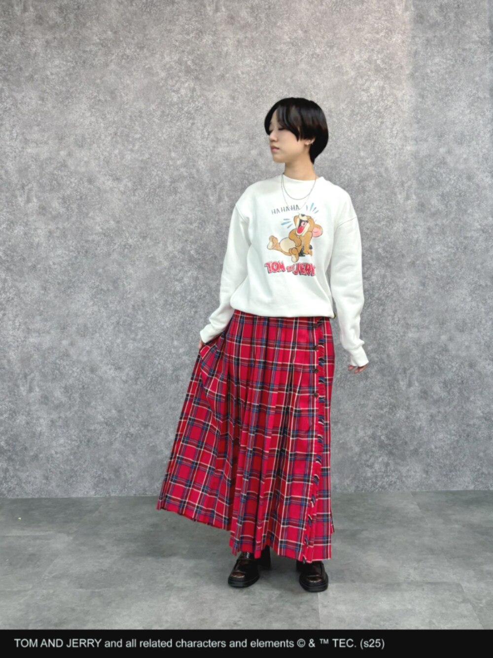 ホワイト系のスウェット、レッド系のスカートを着用したレディースの冬コーディネートの8枚目の写真