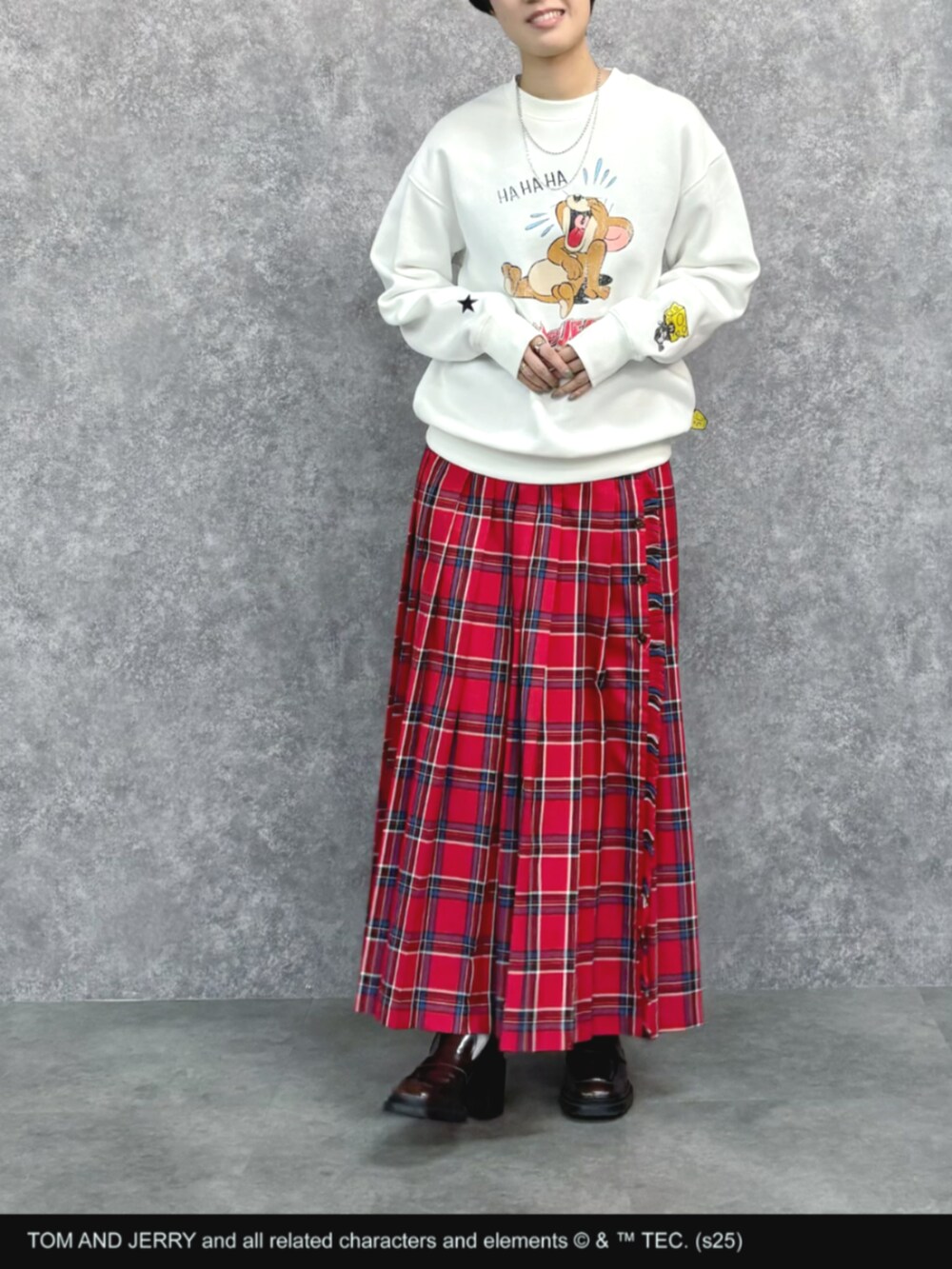 ホワイト系のスウェット、レッド系のスカートを着用したレディースの冬コーディネートの4枚目の写真