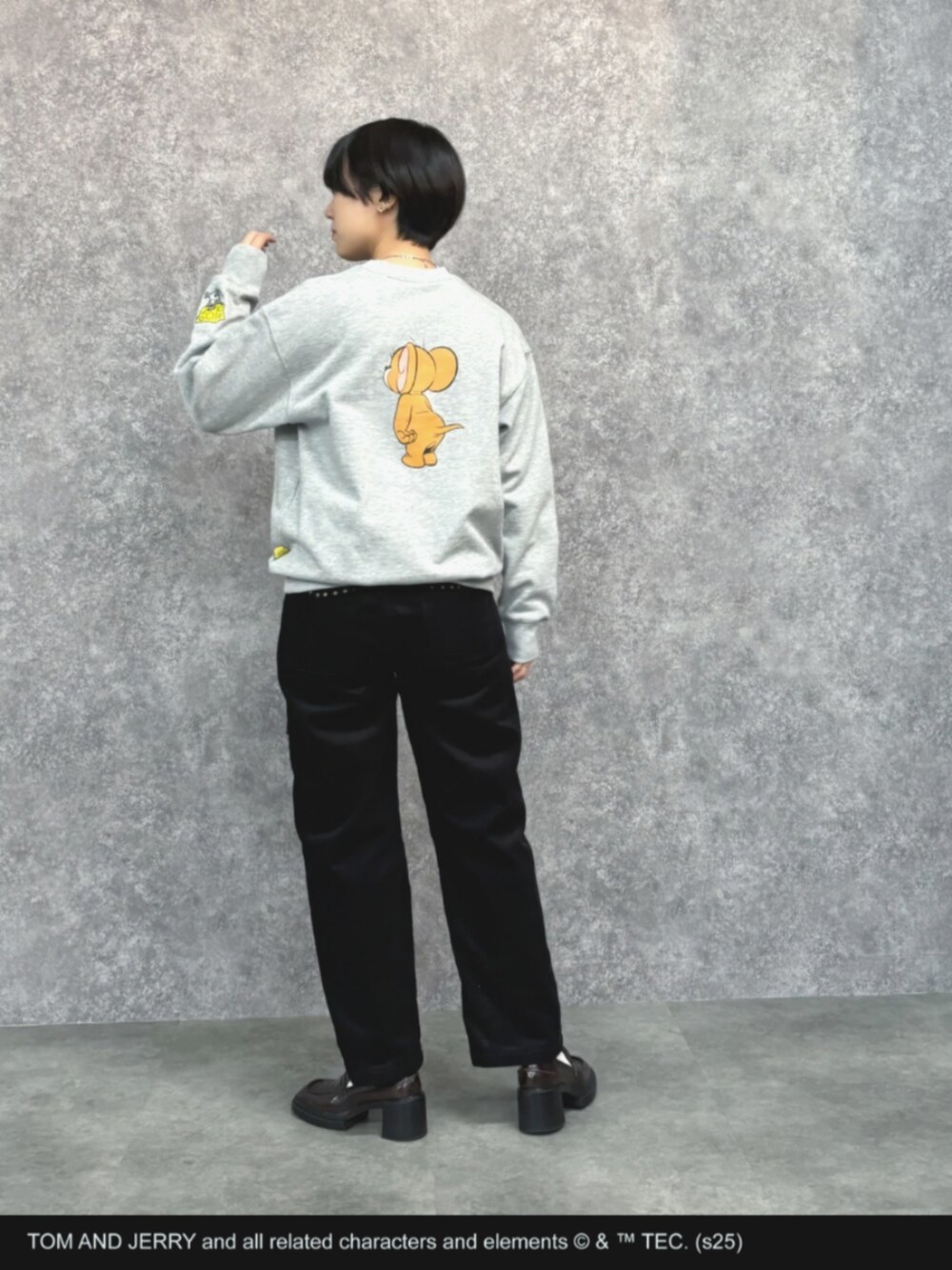 グレー系のスウェット、ブラック系のその他パンツ、グリーン系のベルトを着用したレディースの冬コーディネートの5枚目の写真