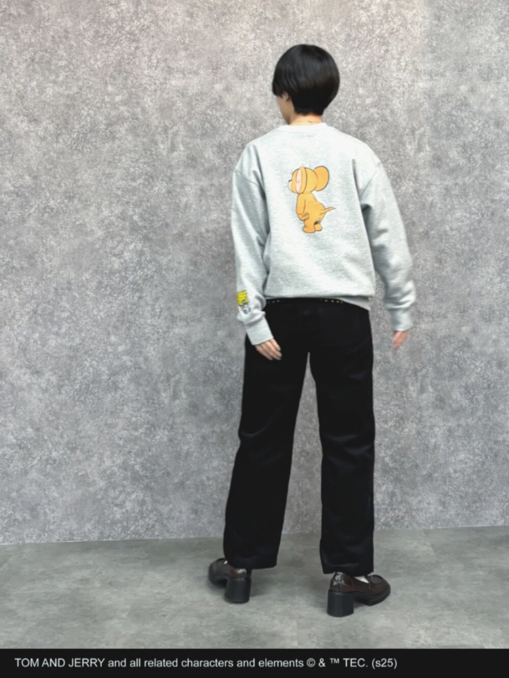 グレー系のスウェット、ブラック系のその他パンツ、グリーン系のベルトを着用したレディースの冬コーディネートの4枚目の写真