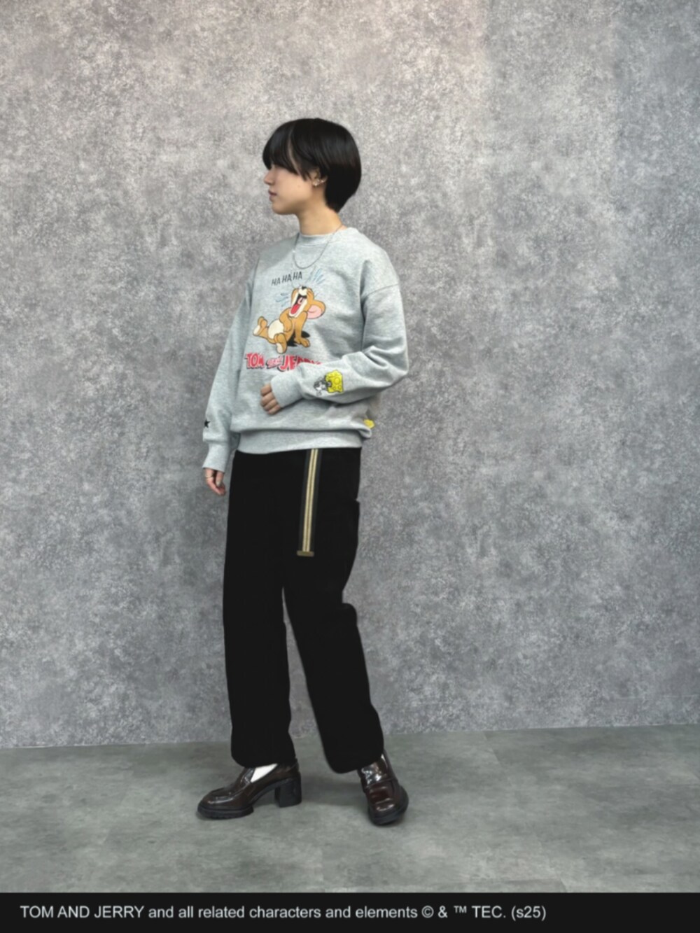 グレー系のスウェット、ブラック系のその他パンツ、グリーン系のベルトを着用したレディースの冬コーディネートの6枚目の写真