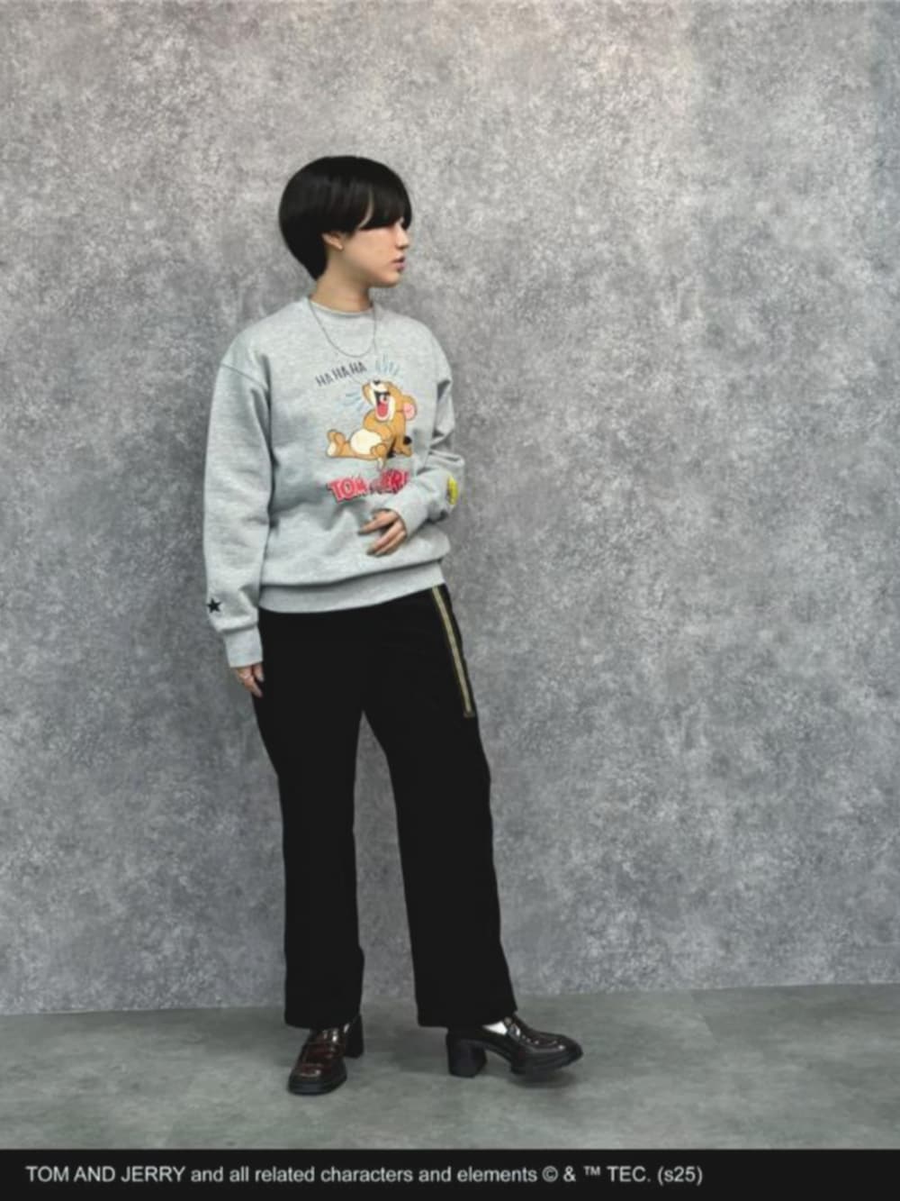 グレー系のスウェット、ブラック系のその他パンツ、グリーン系のベルトを着用したレディースの冬コーディネートの2枚目の写真