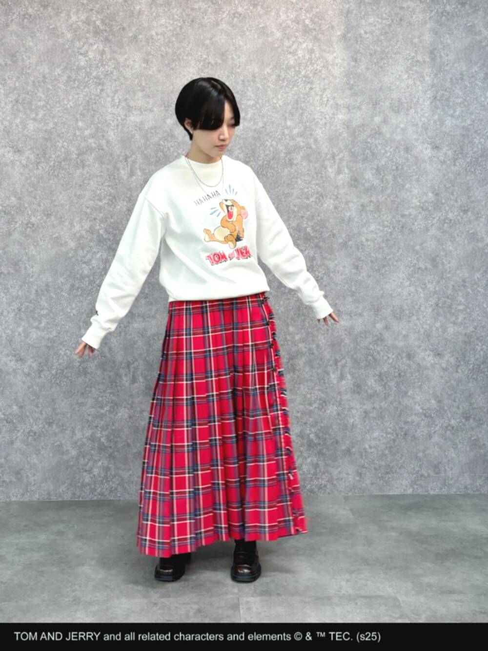 ホワイト系のスウェット、レッド系のスカートを着用したレディースの冬コーディネートの7枚目の写真