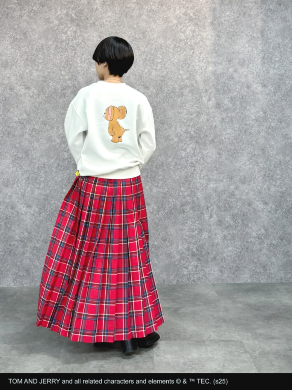 ホワイト系のスウェット、レッド系のスカートを着用したレディースの冬コーディネートの5枚目の写真