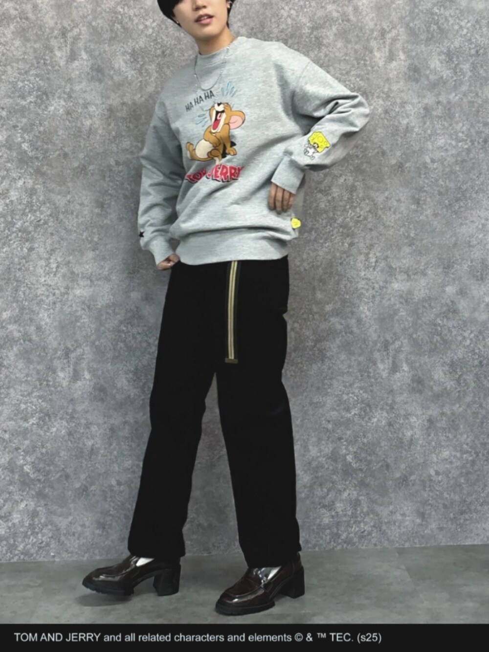 グレー系のスウェット、ブラック系のその他パンツ、グリーン系のベルトを着用したレディースの冬コーディネートの3枚目の写真