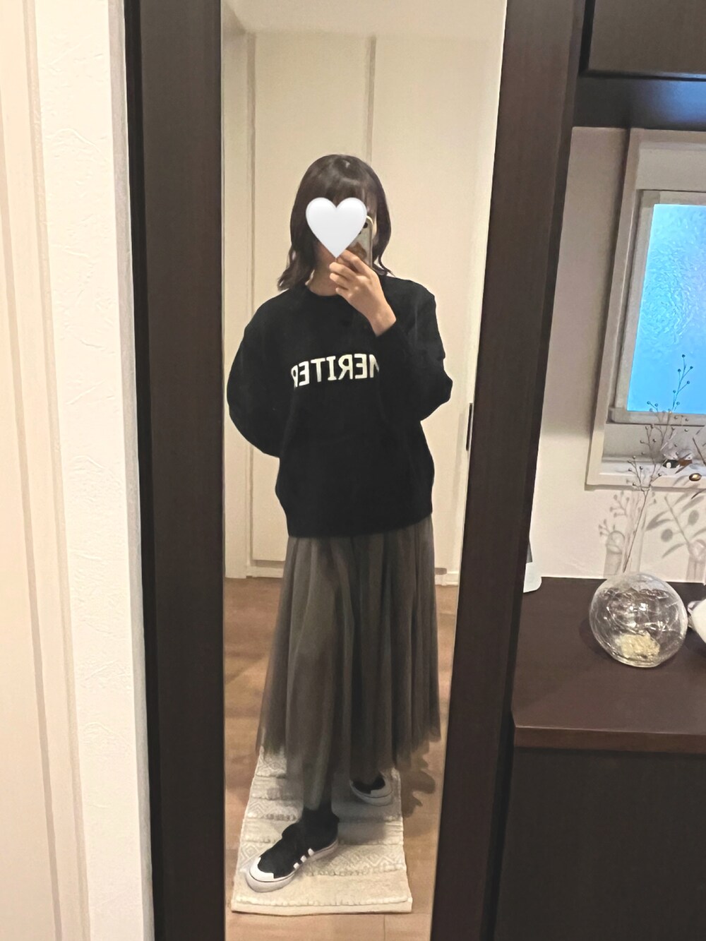 グリーン系のニット/セーター、ベージュ系のスカートを着用したレディースの冬コーディネートの3枚目の写真