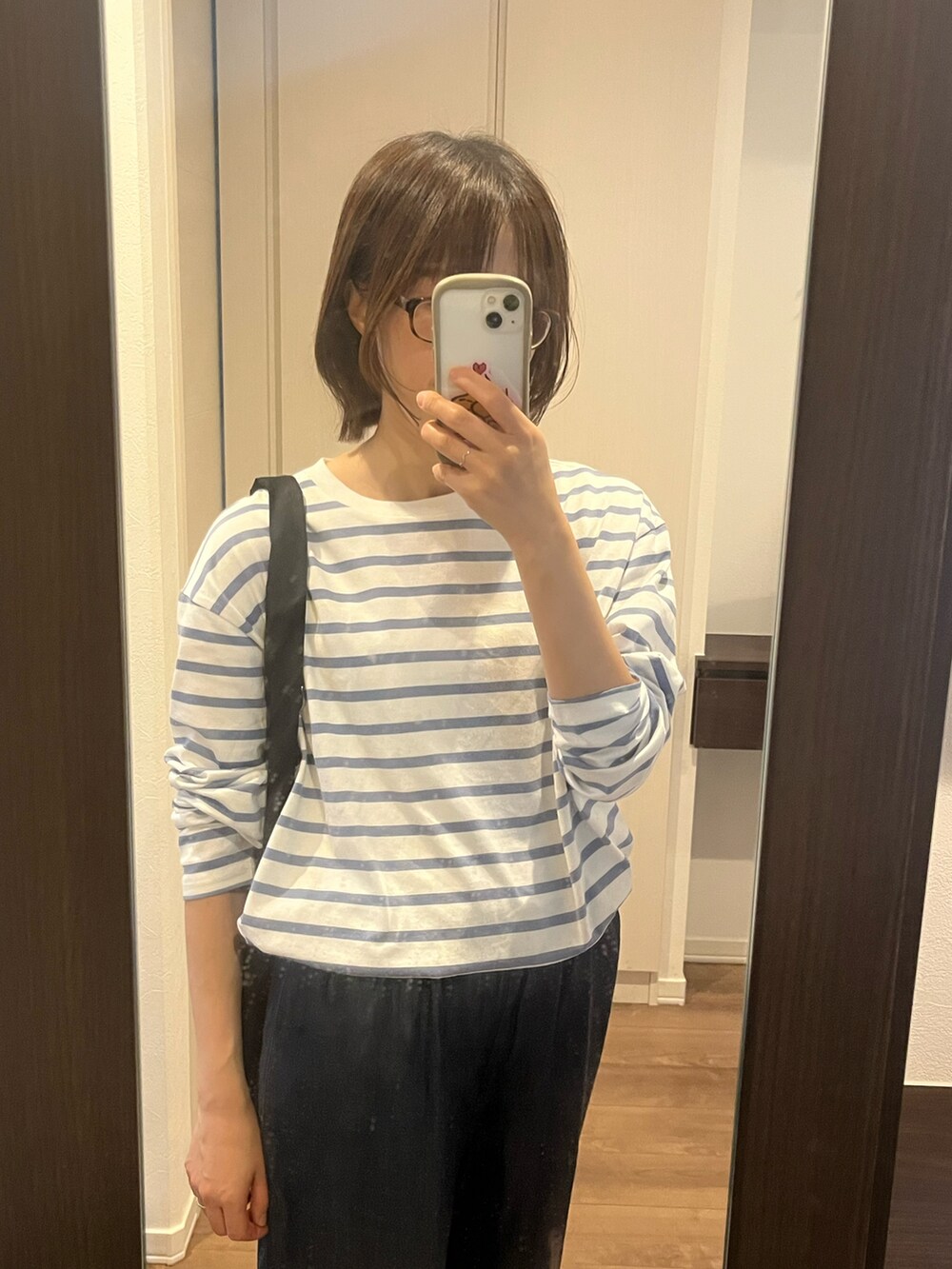 ブルー系のTシャツ/カットソー、ブラック系のデニムパンツ、シルバー系のピアス（両耳用）を着用したレディースの春コーディネートの4枚目の写真