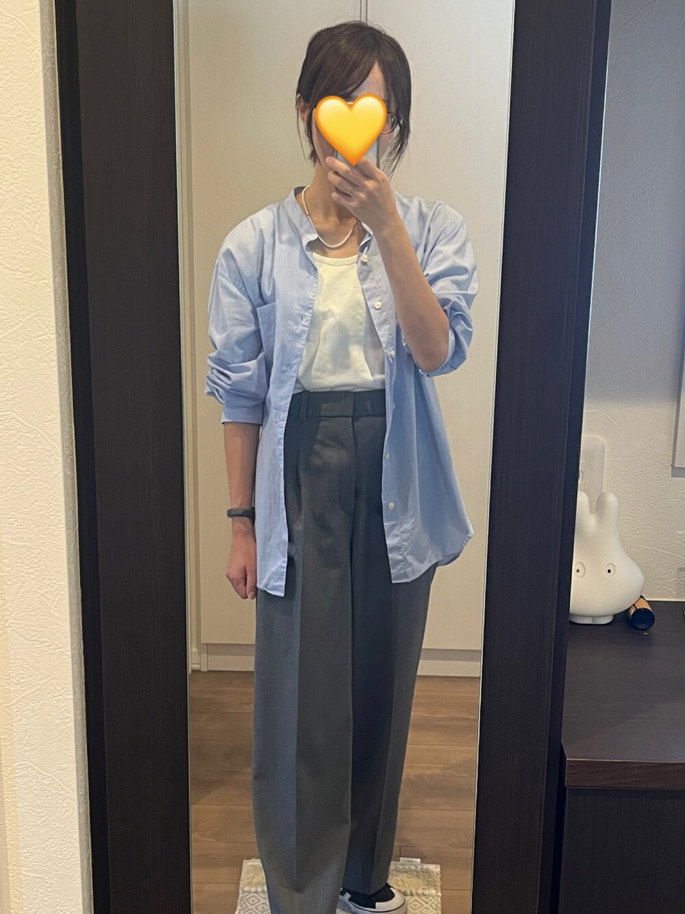 ホワイト系のタンクトップ、ブルー系のシャツ/ブラウス、グレー系のパンツを着用したレディースの秋コーディネートの2枚目の写真