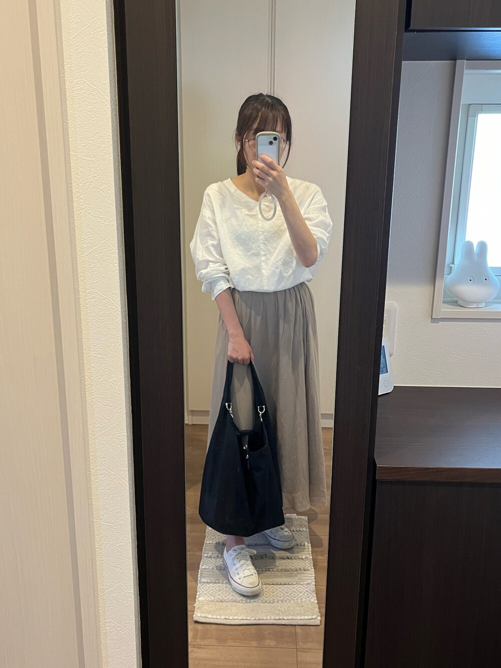 ブラウン系のスカート、ホワイト系のシャツ/ブラウス、ホワイト系のスニーカーを着用したレディースの春コーディネートの2枚目の写真