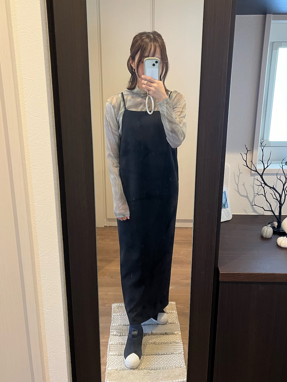 ブルー系のTシャツ/カットソー、ブラック系のワンピース、ブラック系のバックパック/リュックを着用したレディースの秋コーディネートの4枚目の写真