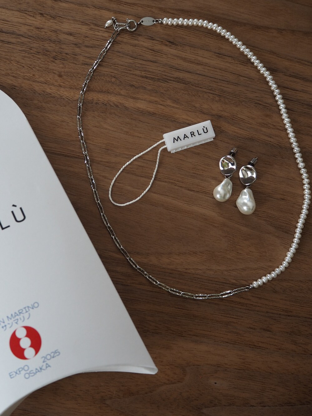 ホワイト系のタンクトップ、ブルー系のシャツ/ブラウス、グレー系のパンツを着用したレディースの秋コーディネートの3枚目の写真