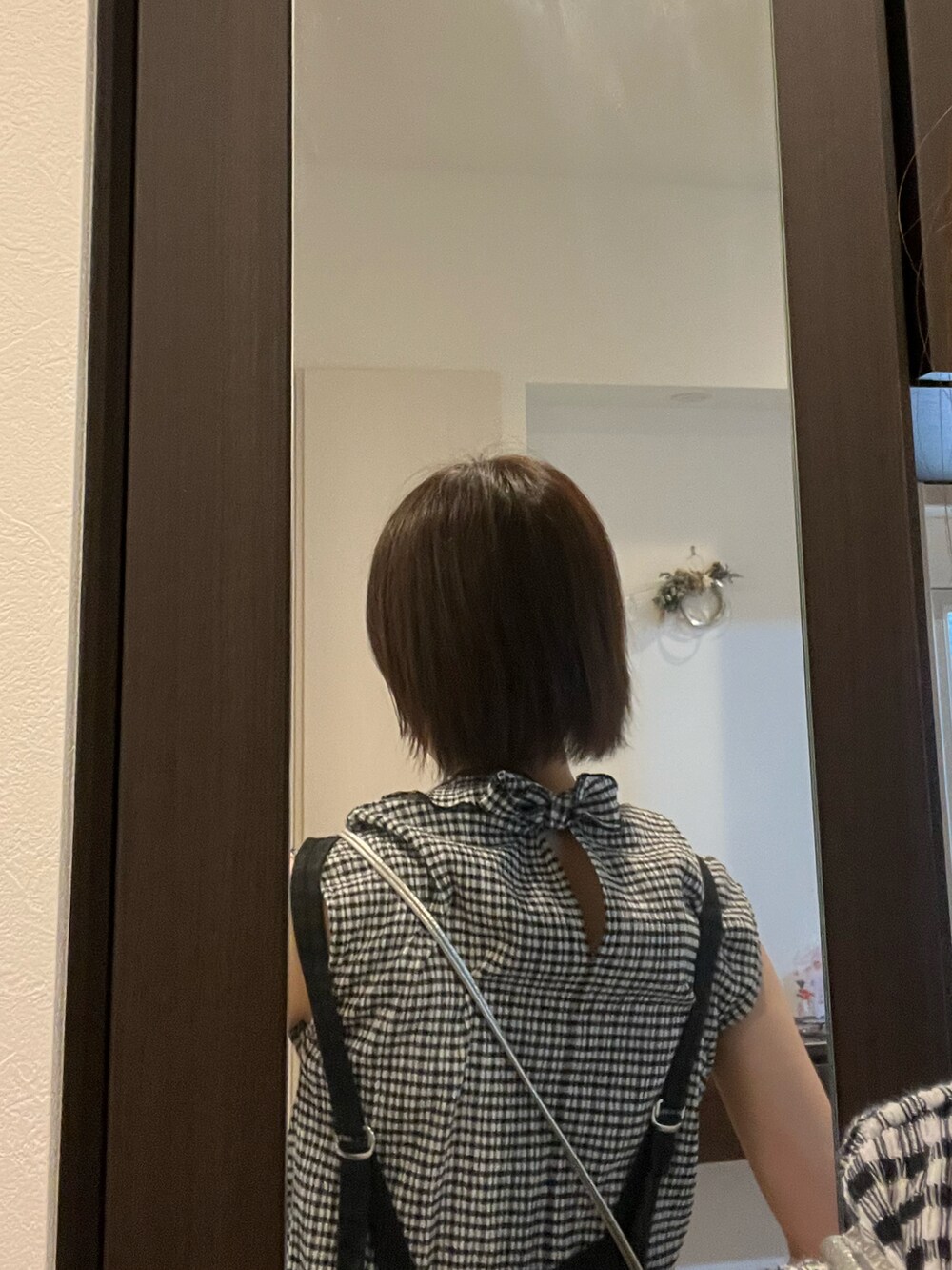 ブラック系のオールインワン・サロペット、その他のトップス、シルバー系のバッグを着用したレディースの夏コーディネートの3枚目の写真