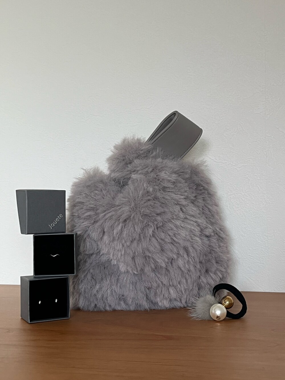 ブラック系のワンピース、グリーン系のニット/セーター、グレー系のハンドバッグを着用したレディースの冬コーディネートの4枚目の写真