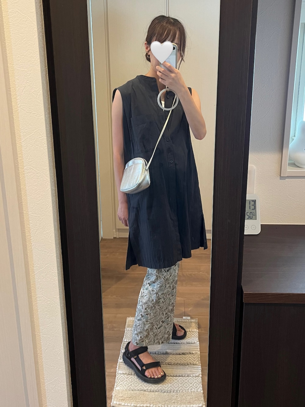 ブラック系のトップス、シルバー系のショルダーバッグ、ブラック系のサンダルを着用したレディースの秋コーディネートの3枚目の写真