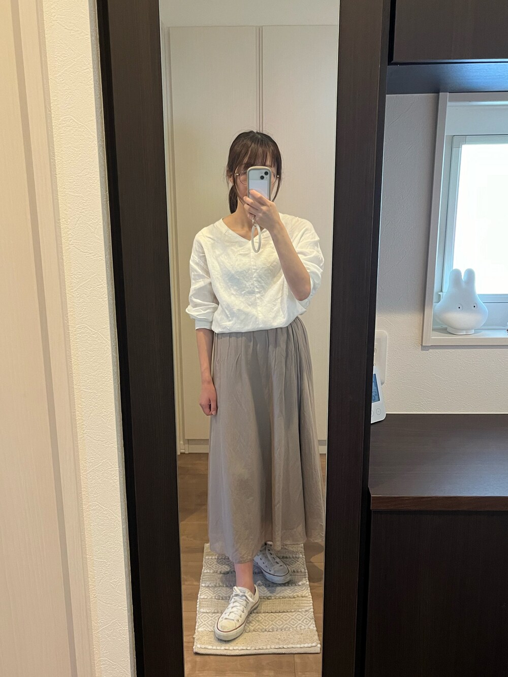 ブラウン系のスカート、ホワイト系のシャツ/ブラウス、ホワイト系のスニーカーを着用したレディースの春コーディネートの4枚目の写真