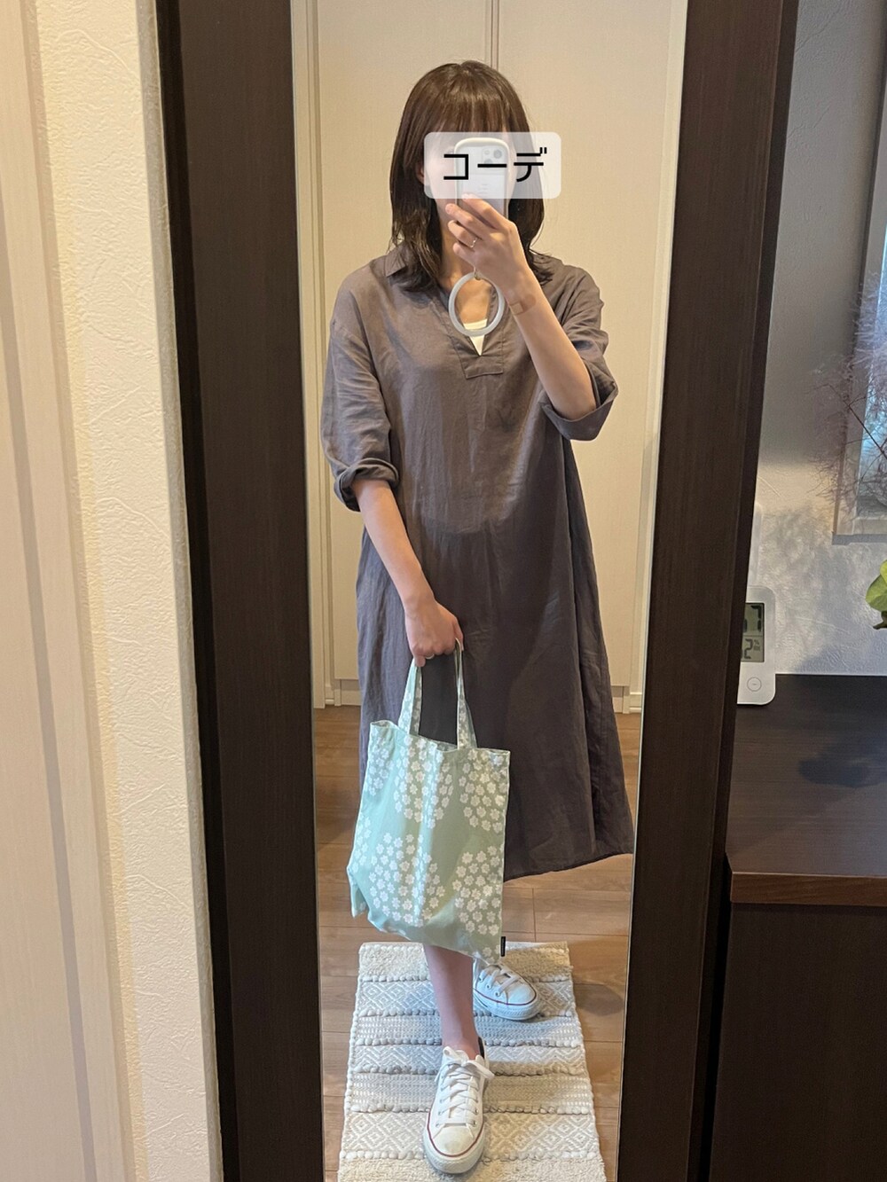 ブラウン系のワンピース/ドレス、グリーン系のトートバッグ、ホワイト系のスニーカーを着用したレディースの夏コーディネートの2枚目の写真