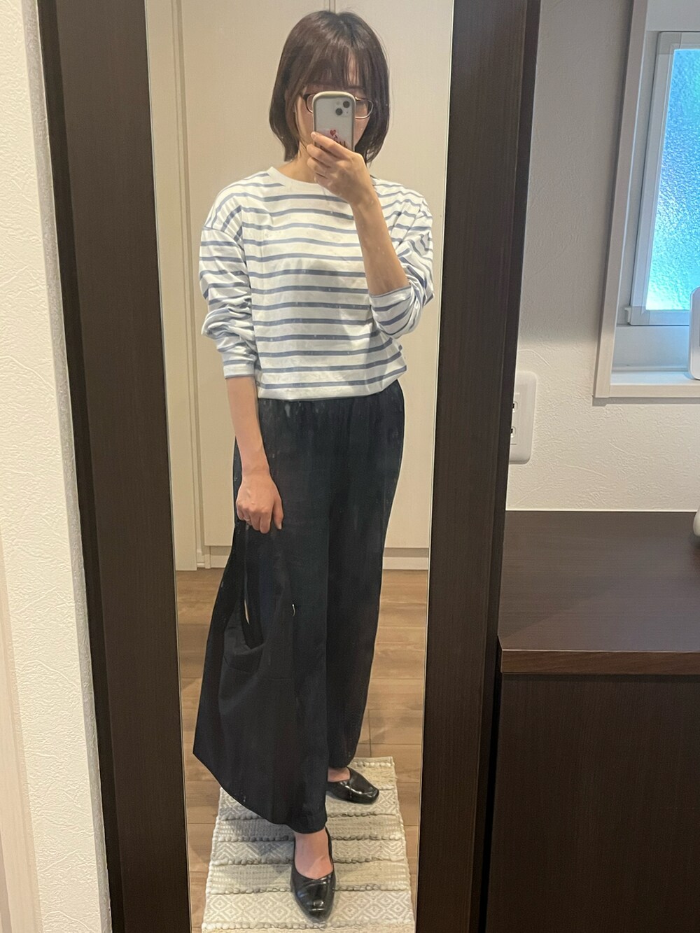 ブルー系のTシャツ/カットソー、ブラック系のデニムパンツ、シルバー系のピアス（両耳用）を着用したレディースの春コーディネートの2枚目の写真