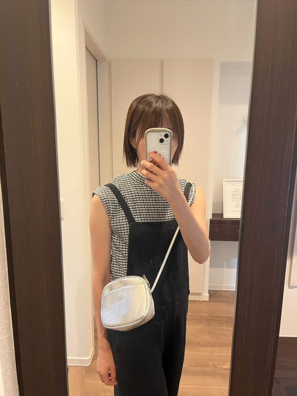 ブラック系のオールインワン・サロペット、その他のトップス、シルバー系のバッグを着用したレディースの夏コーディネートの2枚目の写真