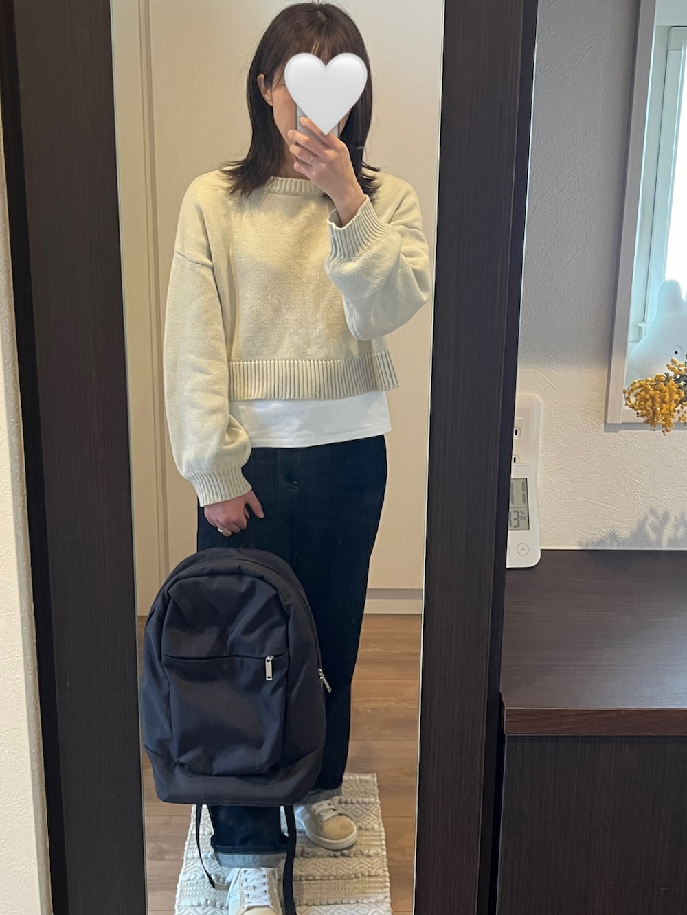 ブルー系のデニムジャケット、ベージュ系のニット/セーター、ホワイト系のTシャツ/カットソーを着用したレディースの春コーディネートの2枚目の写真