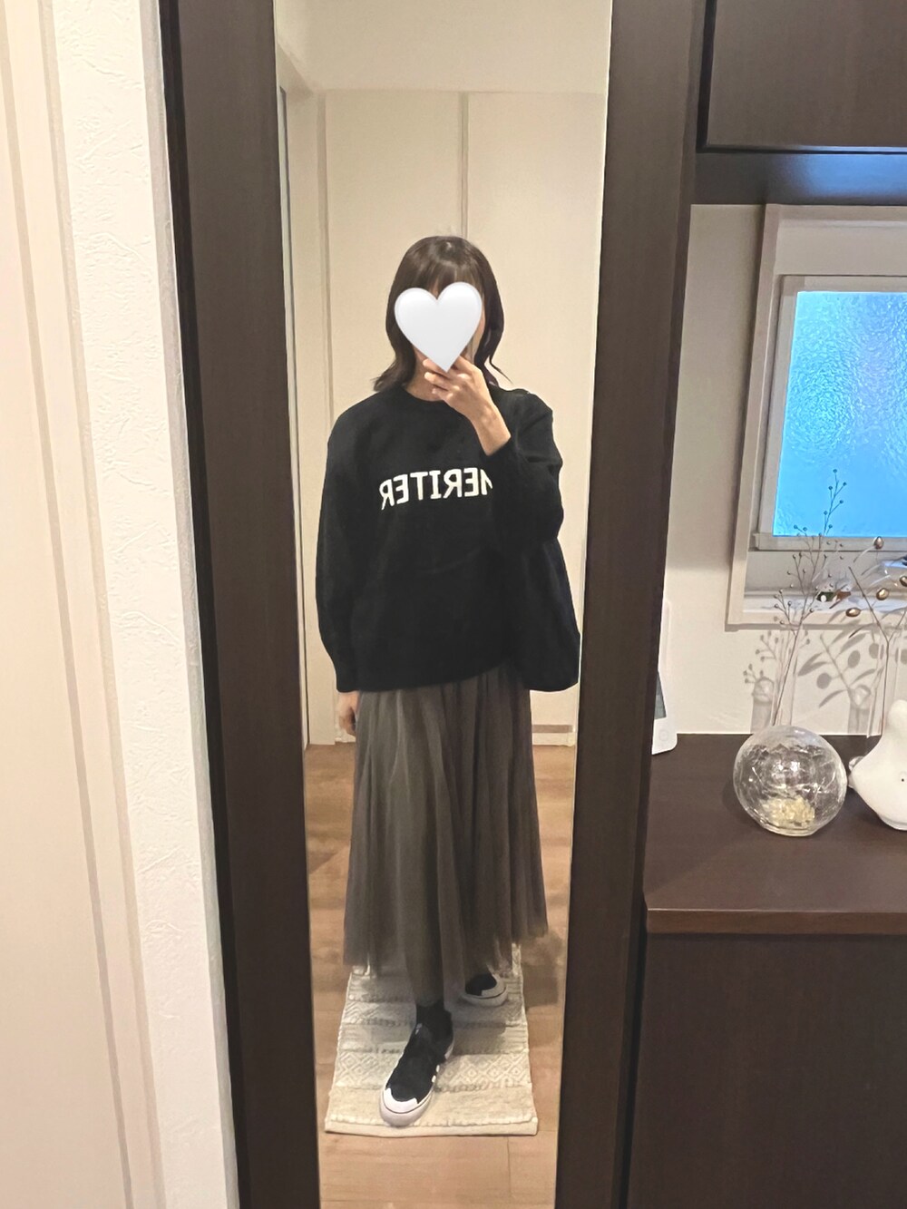 グリーン系のニット/セーター、ベージュ系のスカートを着用したレディースの冬コーディネートの4枚目の写真