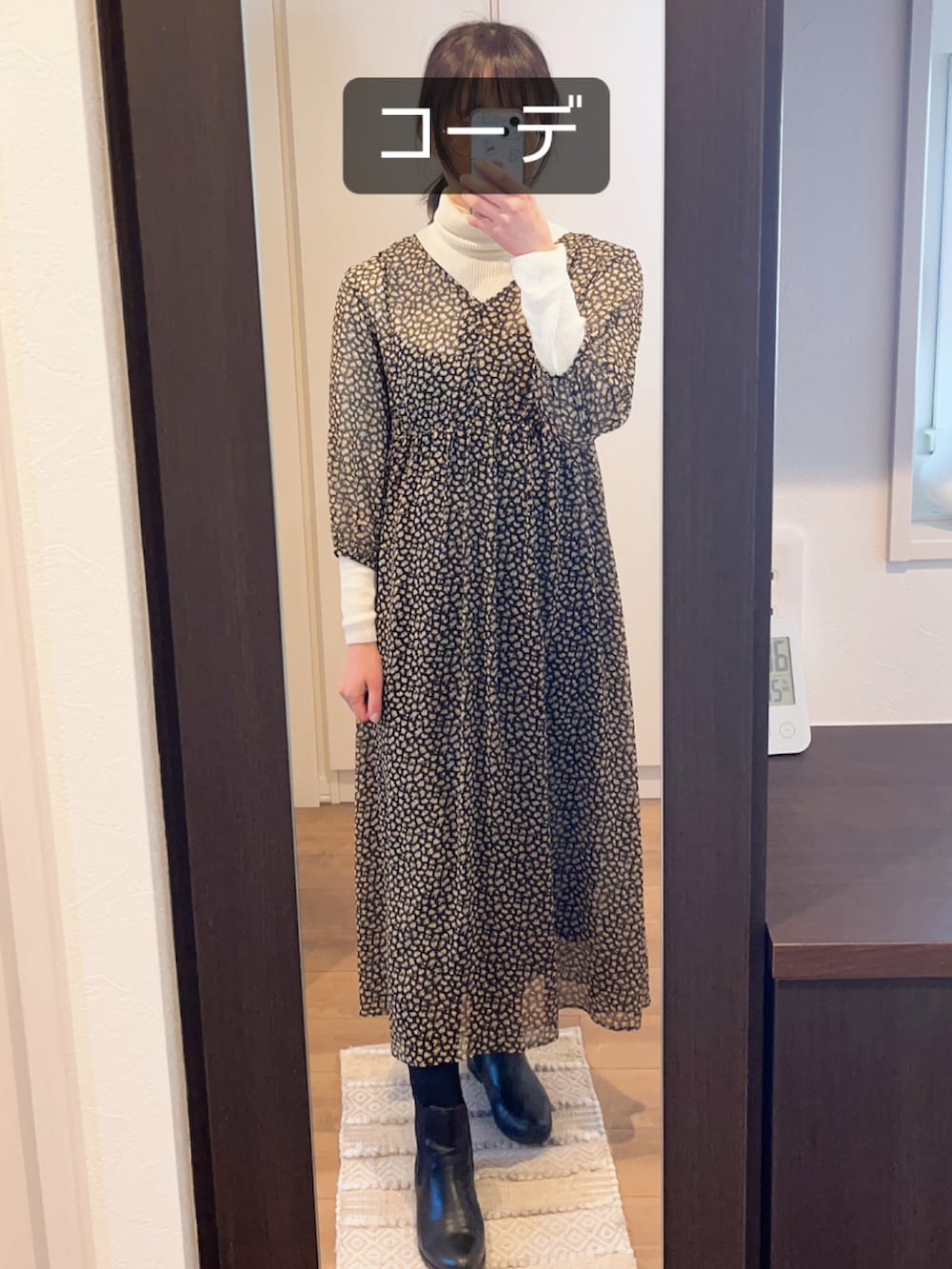 ブラック系のダウンジャケット/コート、ブラック系のワンピース、ブラック系のブーツを着用したレディースの冬コーディネートの3枚目の写真