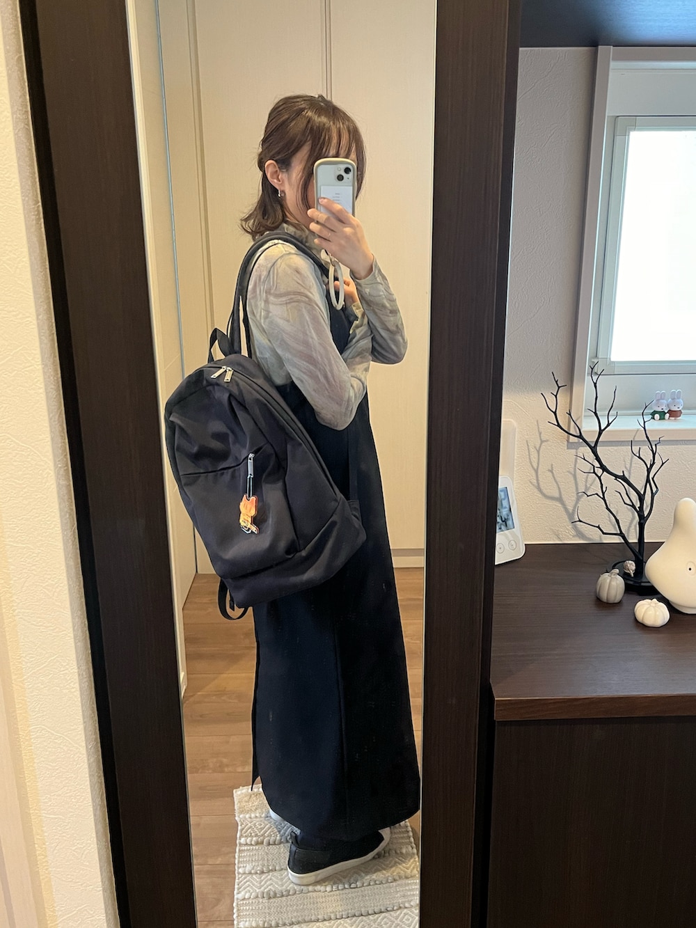 ブルー系のTシャツ/カットソー、ブラック系のワンピース、ブラック系のバックパック/リュックを着用したレディースの秋コーディネートの3枚目の写真