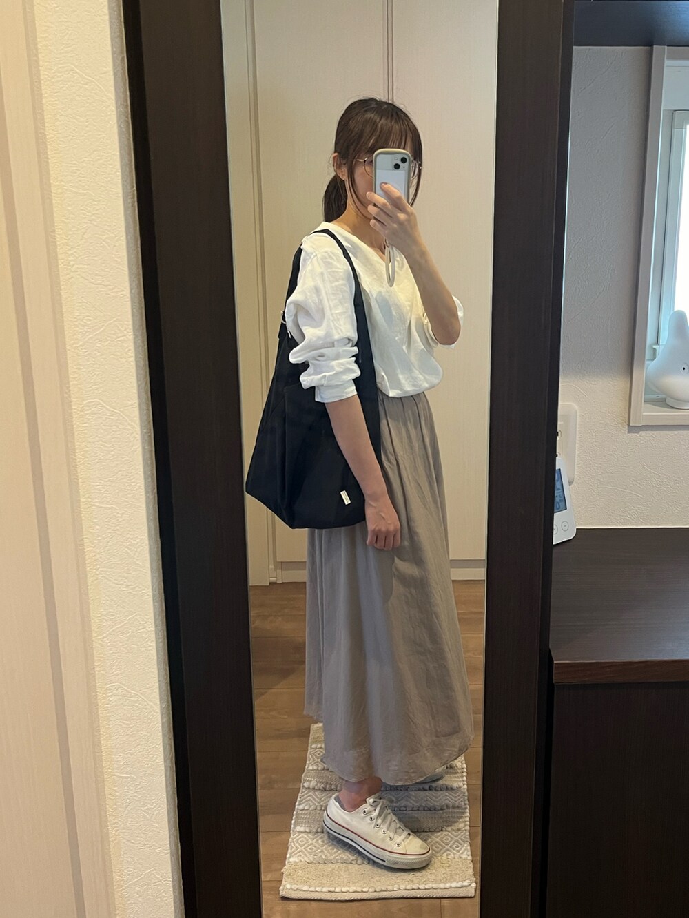 ブラウン系のスカート、ホワイト系のシャツ/ブラウス、ホワイト系のスニーカーを着用したレディースの春コーディネートの3枚目の写真