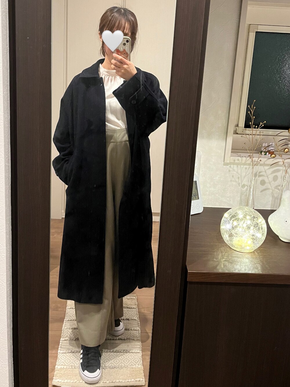 ブルー系のステンカラーコート、グリーン系のその他パンツ、ゴールド系のピアス（両耳用）を着用したレディースの秋コーディネートの4枚目の写真